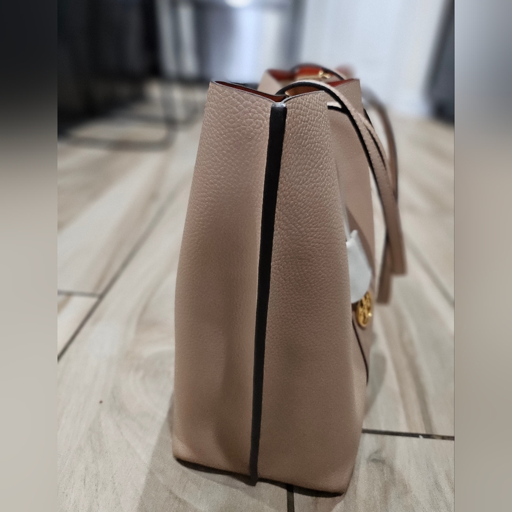 🛑SOLD🛑ory Burch Blush Pebbled Leather Large Tote Bag Gold Logo Charm Zip Top - Picture 9 of 13